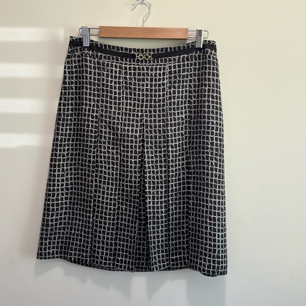 Ann Taylor 100% silk skirt with side zip, size 8